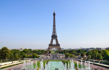 Tour Eiffel location minibus avec chauffeur